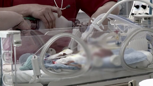 Cazul bebelusului din Zarnesti lasat sa cada pe jos, la nastere, se complica. Ce au aflat medicii care ingrijesc acum copilul