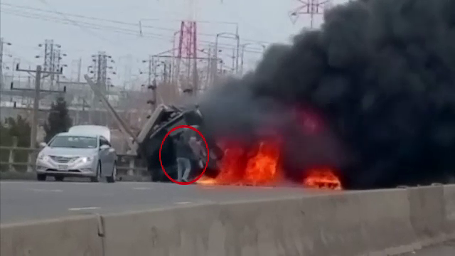 Un sofer lupta sa scape cu viata in cabina unui TIR cuprins de flacari. De unde a venit salvarea. VIDEO