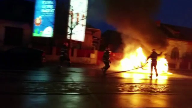 Un batran de 80 de ani si nepoata lui au scapat ca prin minune de o tragedie. Masina in care se aflau a ars ca o torta