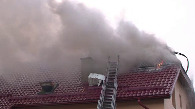 Cinci pompieri aflati in timpul lor liber au salvat patru familii, dupa ce acoperisul unui bloc a fost cuprins de flacari