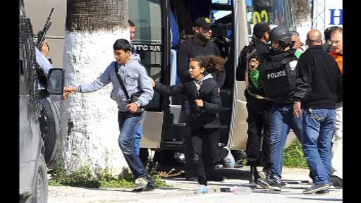 Tunisia este in "razboi contra terorii". Atacul ucigas, comis in timp ce in Parlament se dezbatea o lege contra terorismului