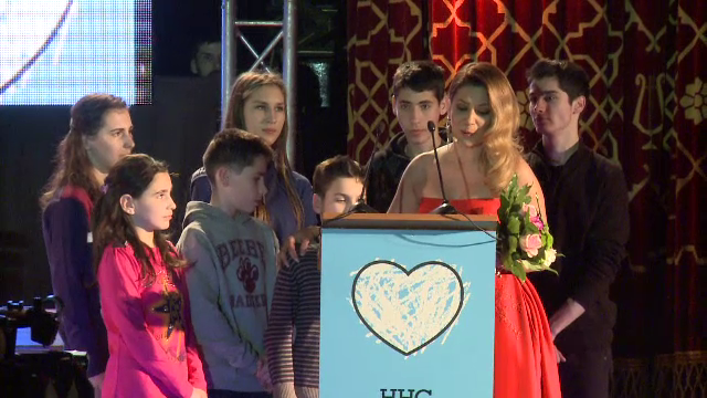 Concertul caritabil organizat de fundatia "Hope and Homes" a redat speranta unei mame cu 7 copii. Mesajul lui Klaus Iohannis