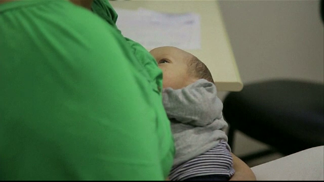 Bebelusii alaptati cel putin un an se dezvolta cu un IQ mai mare. Explicatia studiului unor cercetatori brazilieni