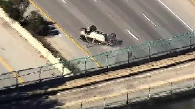 Urmarire in mare viteza in California incheiata cu o rasturnare spectaculoasa. Incidentul a fost filmat din elicopter