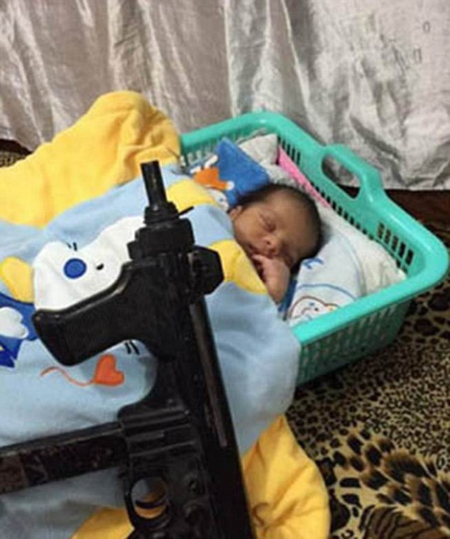 "Micul meu terorist" - albumul foto al mamelor din Statul Islamic. Dorinta "sfanta" a unei femei pentru copiii ei