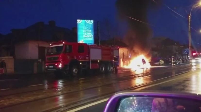 Scene dramatice in traficul din Bucuresti. O masina a luat foc in mers: gestul unui bunic, care i-a salvat nepoatei lui viata