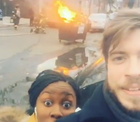 Doi angajati Apple au vrut sa-si faca un selfie in fata unui incendiu, dar pompierii le-au stricat planurile. VIDEO