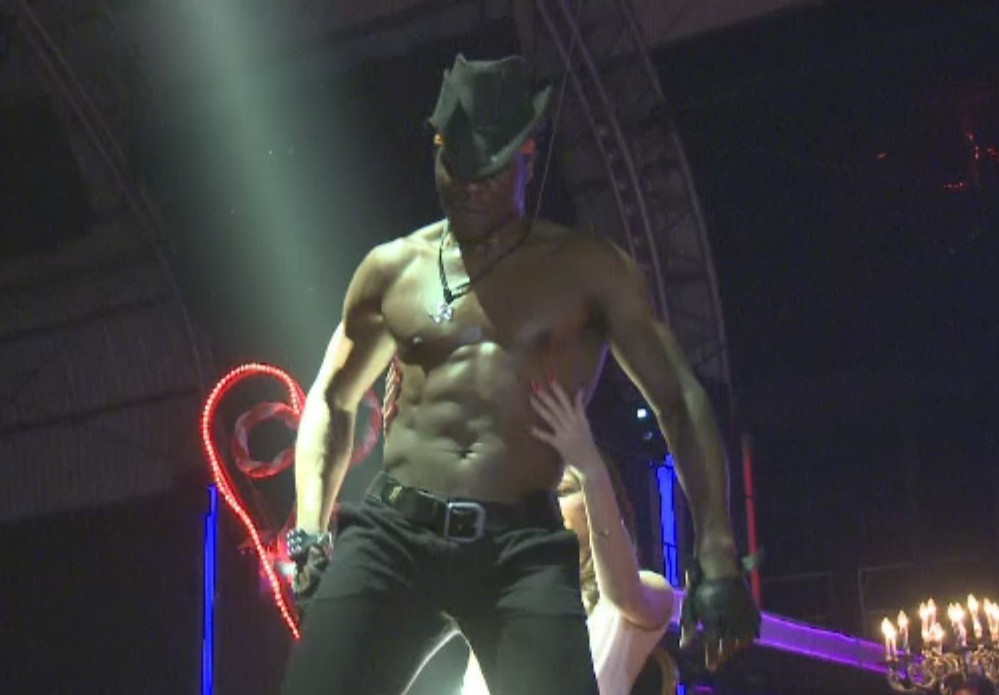 Distractie in cluburi de 8 martie. Femeile au lasat inhibitiile acasa si s-au distrat in compania striperilor