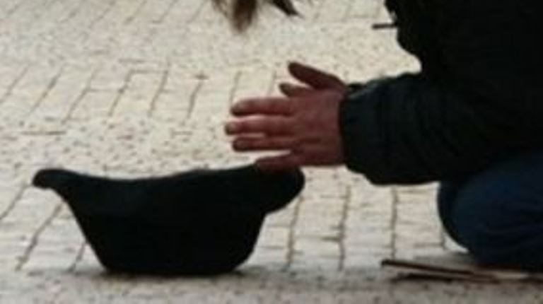 Cine este acest om al strazii din Bucuresti. Toti au trecut pe langa el fara sa-si dea seama de adevar