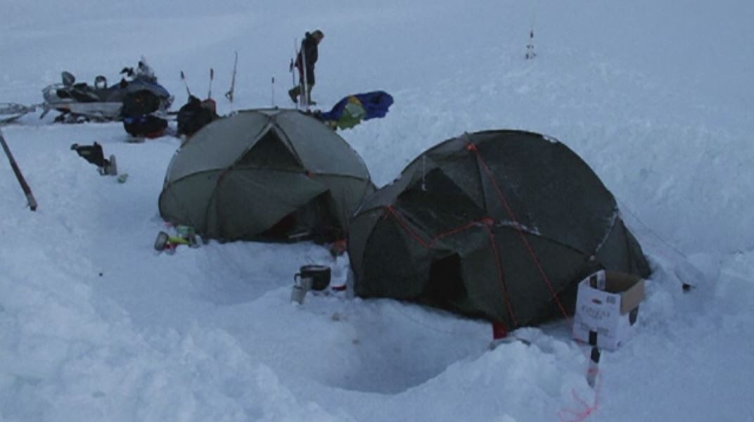 Un "vanator de eclipsa" plecat sa vada fenomenul in Arctica era sa ajunga cina pentru un urs polar. "Voia sa ma muste de cap"