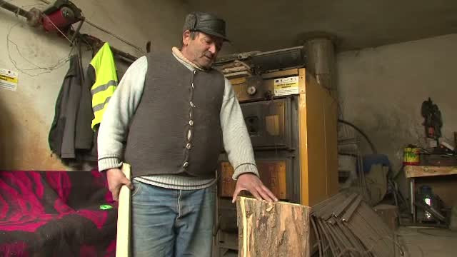 O buturuga a pus pe jar comuna Ion Creanga din Neamt. De ce se ingramadesc oamenii sa se inchine la bucata de lemn