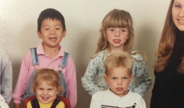 Ce a descoperit un tanar despre iubita lui cand a vazut o poza din copilaria fetei. Detaliul este de-a dreptul uimitor