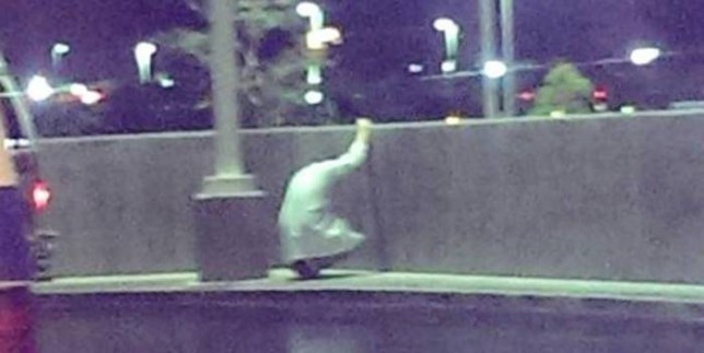 Imaginea sfasietoare care a facut inconjurul lumii. Un medic plange moartea unui pacient de 19 ani, sprijinit de un gard