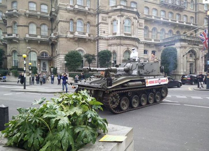 Petitia cu un milion de semnaturi pentru ridicarea suspendarii lui Jeremy Clarkson, adusa cu un TANC la sediul BBC