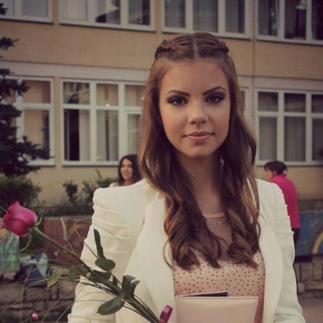 Adolescenta ucisa de un tren pe care nu l-a auzit venind pentru ca asculta la casti muzica formatiei preferate