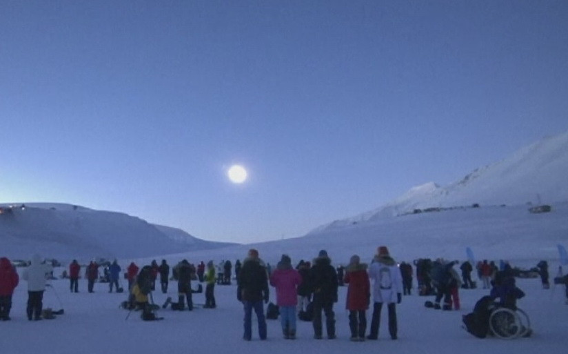 Superluna a fost admirata de milioane de oameni din intreaga lume. Cum s-a vazut fenomenul la 00:45, in Romania