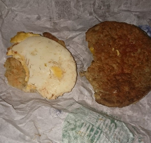 Descoperire ingrozitoare in mancarea de la McDonald's. O tanara a gasit par proaspat barbierit intr-un McMuffin