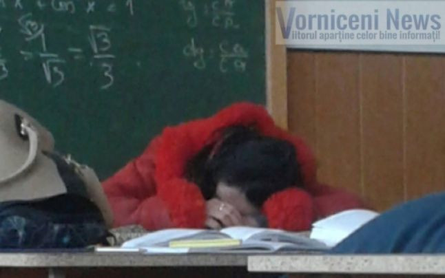 Profesoara de matematica din judetul Botosani, fotografiata in timp ce dormea cu capul pe catedra la ora de curs