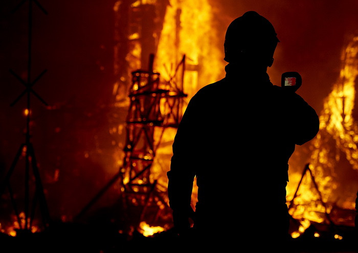 Incendiu urias la vila unui cunoscut interlop din Maramures. "Soricelu" isi ridicase imobilul fara autorizatie de constructie