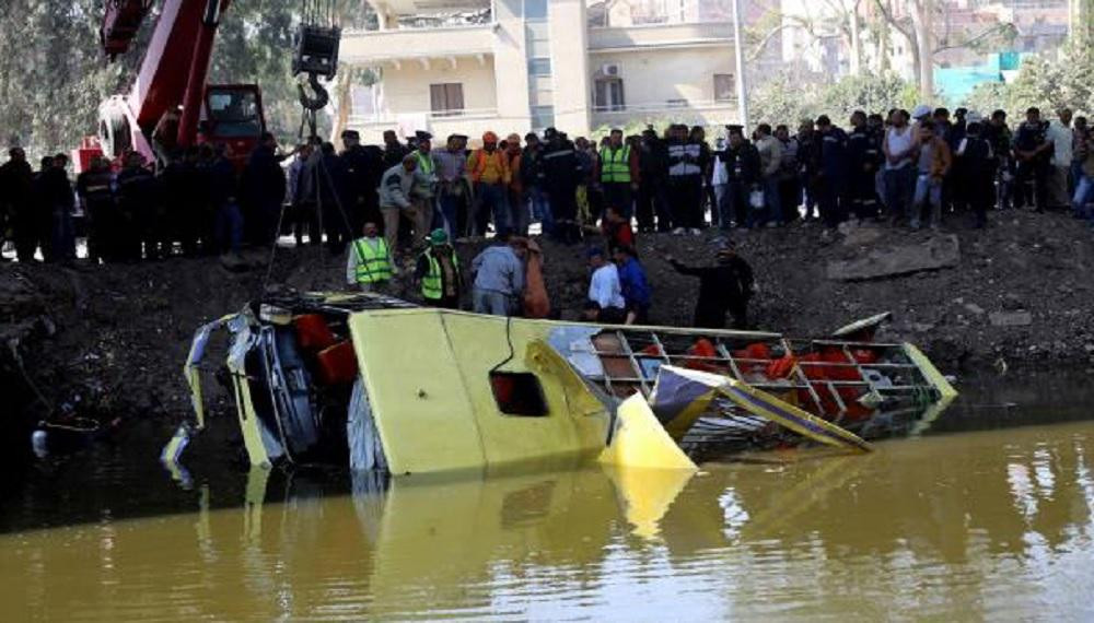Cel putin 35 de persoane au murit dupa ce un autocar a cazut intr-un canal navigabil, in apropiere de Cairo. FOTO