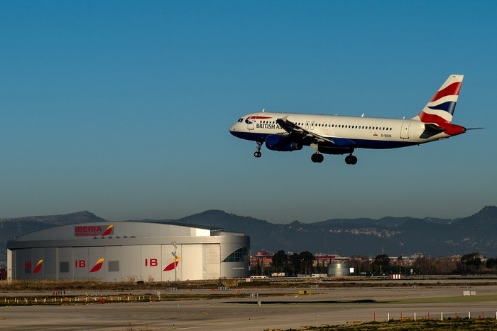 O femeie a fost arestata pe un aeroport londonez, dupa ce s-a dezbracat complet la bordul unui avion British Airways