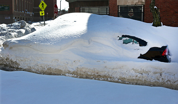 Ce a descoperit o americanca dupa ce si-a lasat masina sapte saptamani sub un munte de zapada