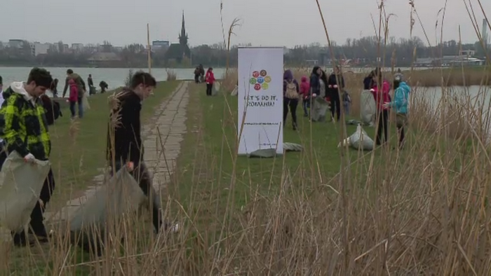 Patru tone de gunoi dintr-un singur parc. 200 de elevi si voluntari din Constanta au dat o lectie autoritatilor