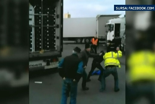 Patru imigranti snopiti in bataie de un sofer de camion, intr-un port francez. Imaginile au ajuns pe internet