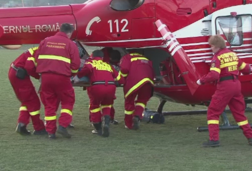 Un barbat din Bistrita Nasaud si-a injunghiat sora, suparat ca aceasta ii gonise sotia de acasa. Ce a facut suspectul dupa