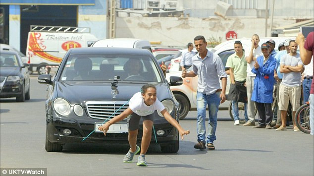 Performanta incredibila a unei fetite, care a reusit sa traga doar cu ajutorul parului o masina de 1,5 tone. VIDEO