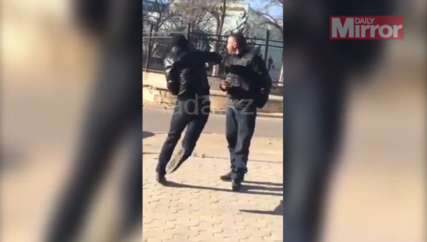 Moment revoltator in Kazahstan. Un barbat aflat in stare de ebrietate este lovit de un tanar