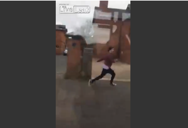 Motivul pentru care pantalonii cu talie joasa pot cauza probleme. Ce pateste un tanar care alearga dupa autobuz