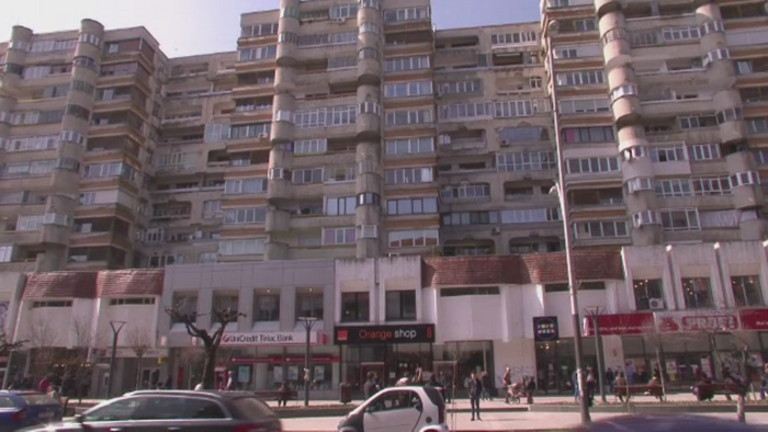 Incident revoltator in Bacau. Peste 200 de plangeri pentru un individ care arunca de la balcon cu bolovani in masini