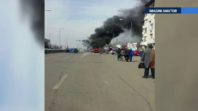 Un sofer din Capitala, la un pas sa arda de viu in propria masina. S-a urcat la volan desi automobilul era in flacari