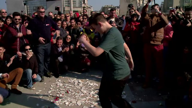 Grecii din Constanta au dansat si au spart farfurii in centrul orasului. Cum au sarbatorit Ziua Nationala a Greciei