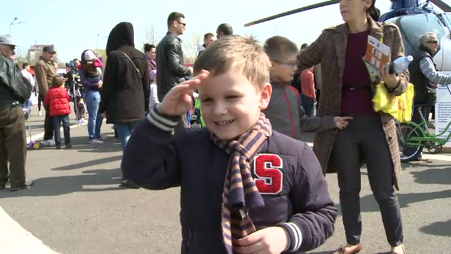 Ziua Politiei Romane, sarbatorita in avans intr-un parc din Capitala. Atractia zilei: un elicopter adus special pentru copii