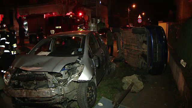 Accident provocat in Timisoara de un sofer grabit. Doi oameni au fost raniti dupa ce masina s-a rasturnat intr-o intersectie