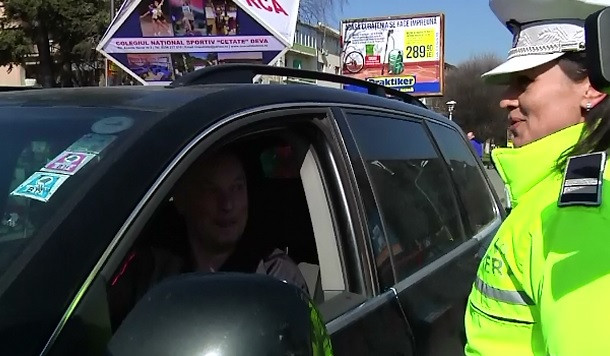 Cum au scapat soferii din Deva de amenda pentru ca nu purtau centura de siguranta. Propunerea politistilor de la Rutiera
