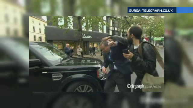 Liderul partidului extremist britanic UKIP, alungat dintr-un pub de protestatari. Zilele trecute a fost atacat cu un ou