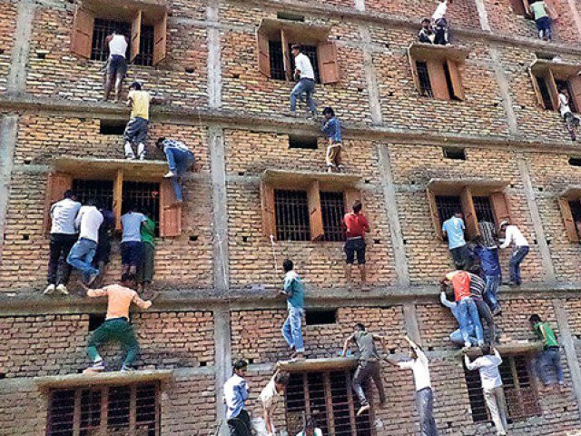 Cum ii ajuta parintii pe elevi sa copieze in India! Imaginile sunt geniale! VIDEO