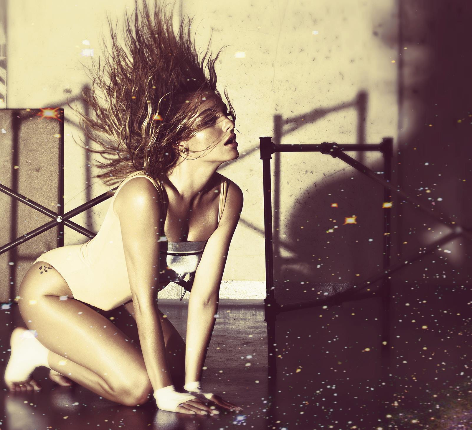 In 3 ore a strans 27.000 de like-uri: Cat de sexy a pozat Alexandra Stan! FOTO