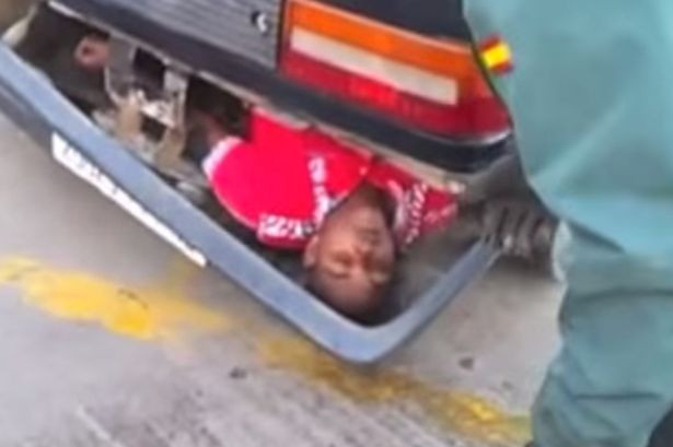 Politistii spanioli nu au stiut cum sa reactioneze. Descoperirea pe care au facut-o intr-o masina care venea din Africa