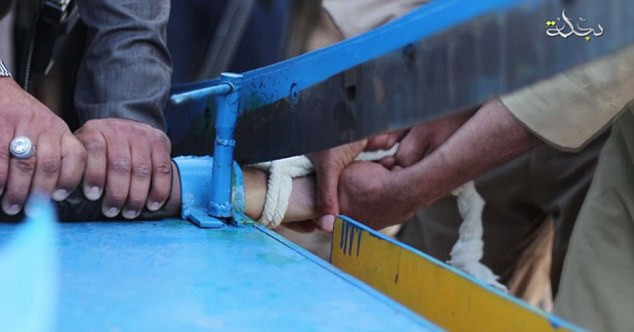 Momentul in care Statul Islamic ii taie mana unui barbat acuzat de furt. Imaginile sunt infioratoare