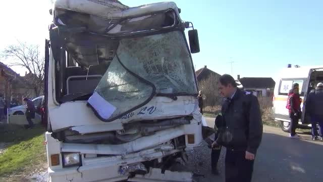 Accident cu 20 de raniti in Satu Mare: 17 au ajuns la spital. Doua autobuze s-au lovit in plin intr-o statie