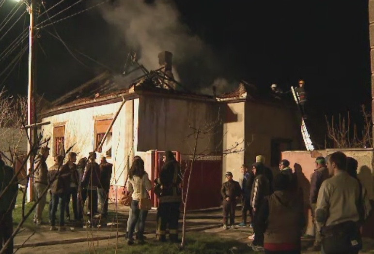 Casa din Arad mistuita de flacari. O batrana a murit carbonizata, dupa ce fiica ei a incercat sa faca focul in soba