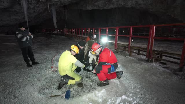Cercetatorii romani fac primul studiu din lume pe gheata din Pestera Scarisoara. Se cauta urme de viata de acum O MIE de ani