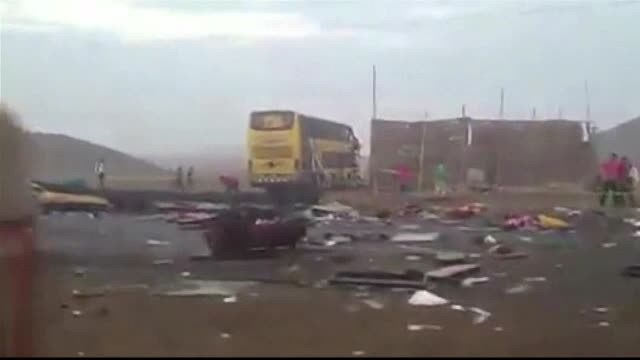 Accident grav in Peru. 36 de oameni au murit, dupa ce un autocar a fost lovit de alte 2 autocare si un camion