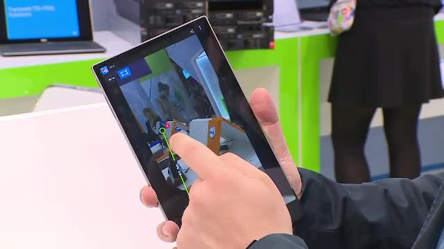 iLikeIT. Gadgeturi care incearca sa concureze cu Apple si Samsung: tableta cu 3 camere foto si casca audio ca in filmul "Her"