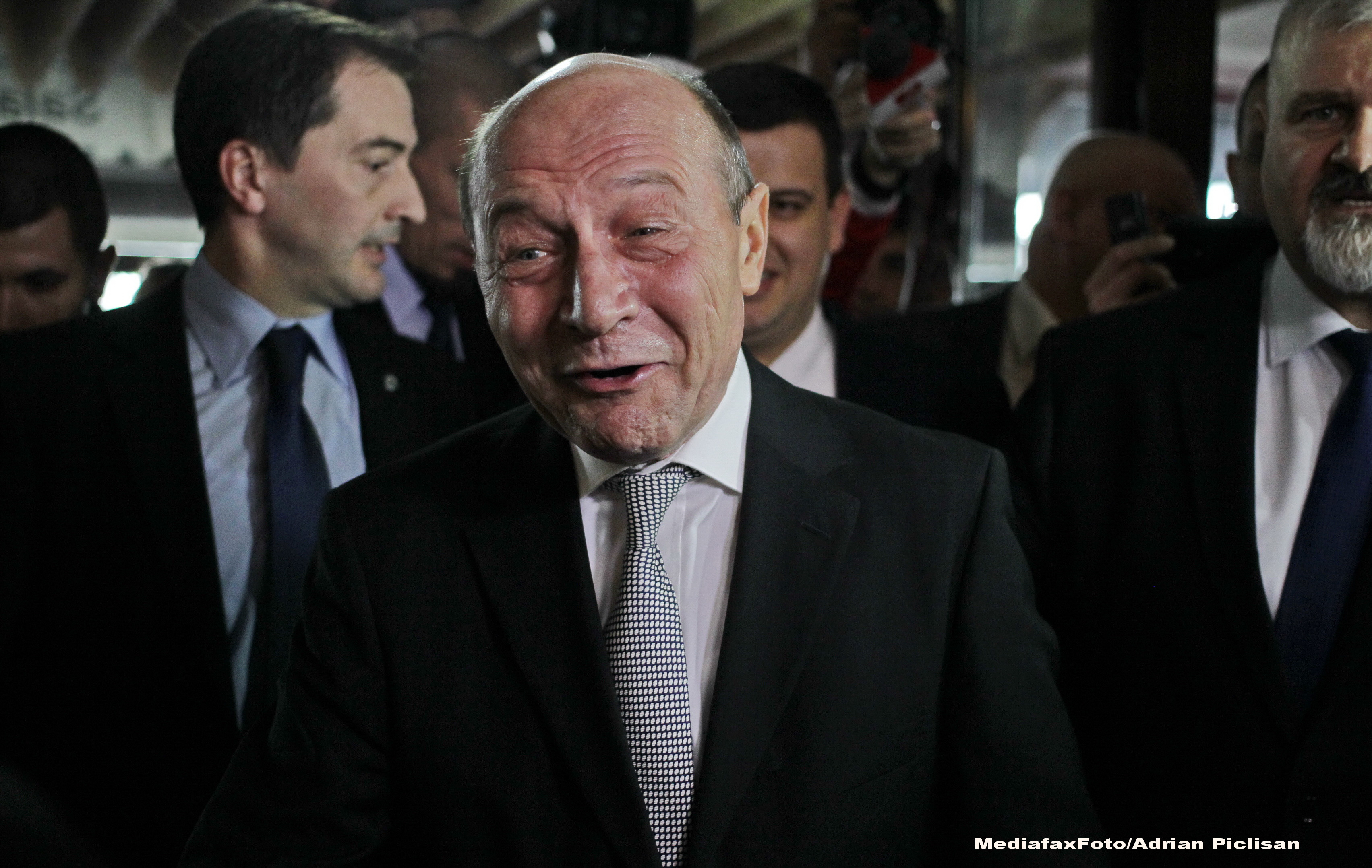 Traian Basescu, decorat la Chisinau: Suntem doua state, asa au hotarat Stalin si Hitler. Cat mai traim cum au decis ei?