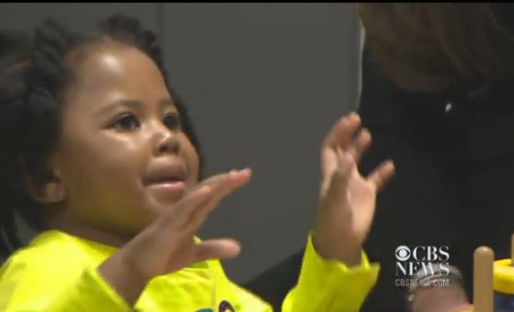 Reactia amuzanta a unei fetite de 3 ani cand isi aude mama pentru prima data, cu ajutorul unui implant cohlear. VIDEO